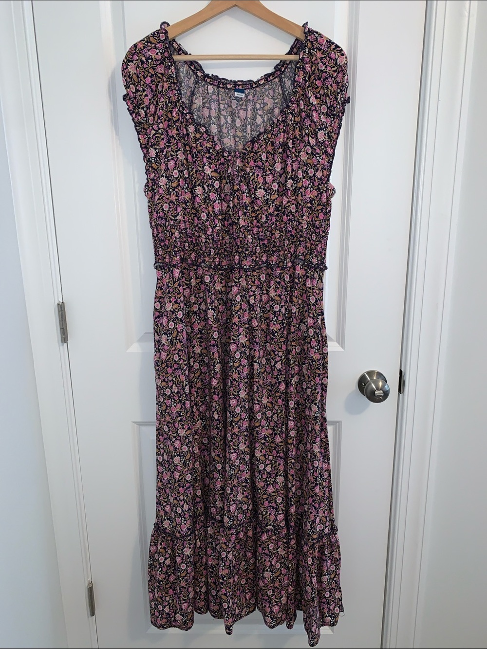 Old Navy maxi dress gathered waist, cap sleeve, tie neck detail,navy/floral L